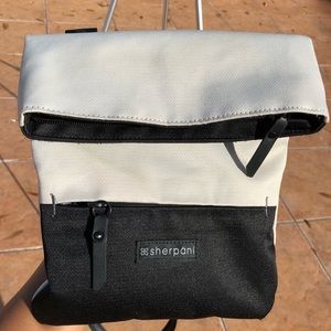 SHERPANI PICA CROSSBODY BLACK AND WHITE BAG